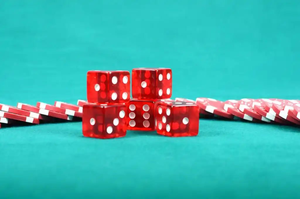 Tampilan permainan Bingo interaktif dengan kartu dan bola angka di layar